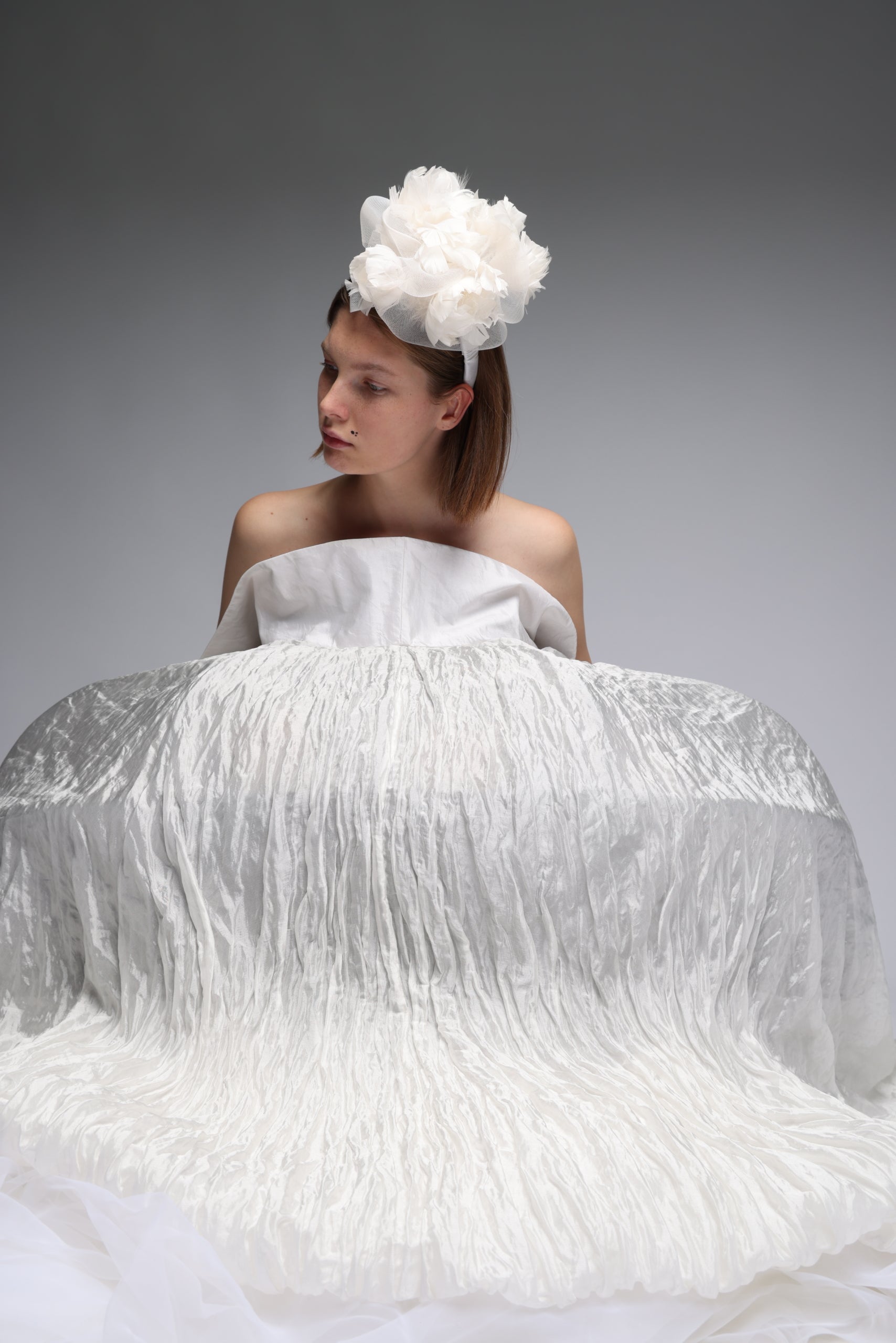 Fascinator mit Hahnenfedern in Weiß – Ansicht 2