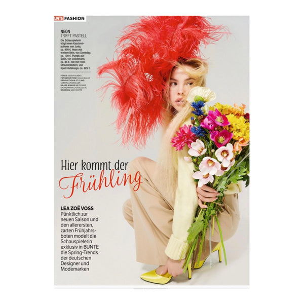 Hutcouture aus Federn in Rot – Ansicht 2