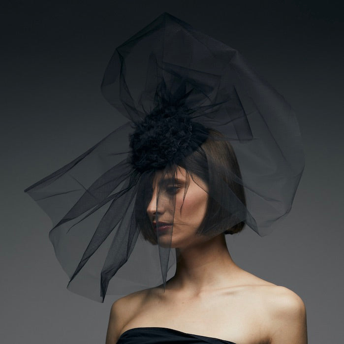 Fascinator mit Schleier in Schwarz
