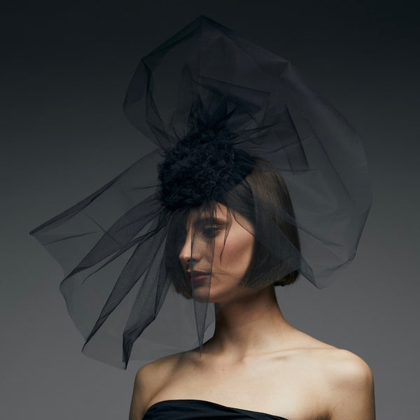 Fascinator mit Schleier in Schwarz