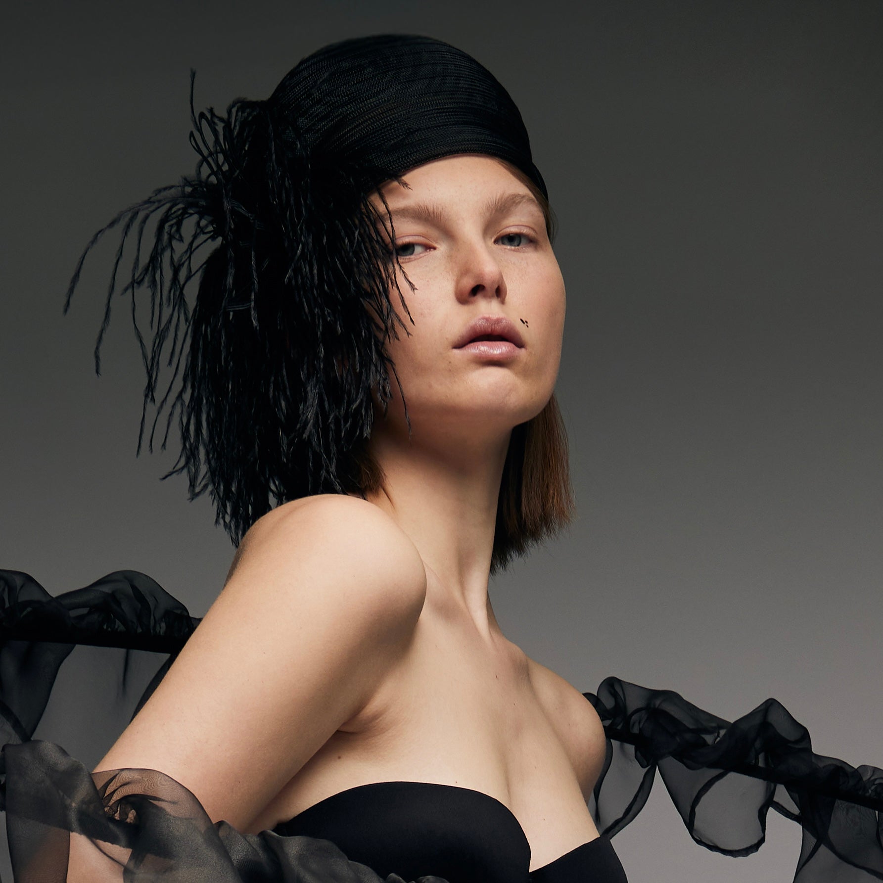 Pillbox mit Federn in Schwarz mit transparenter Optik