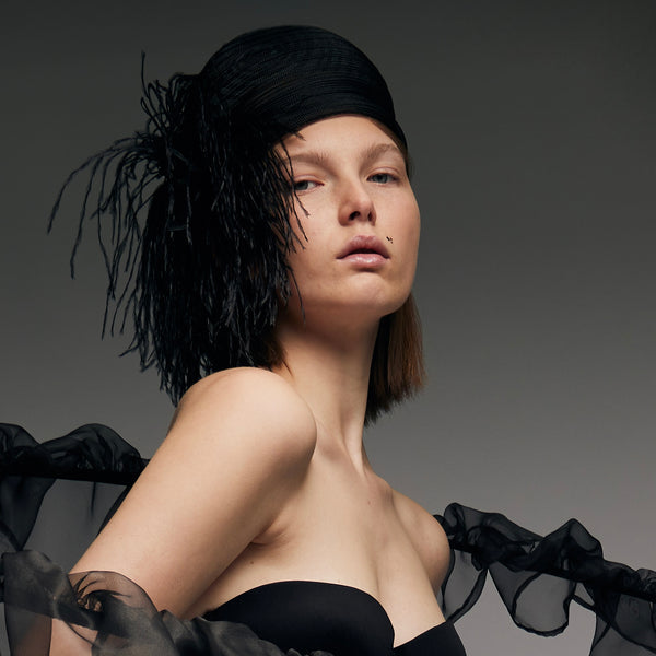 Pillbox mit Federn in Schwarz mit transparenter Optik