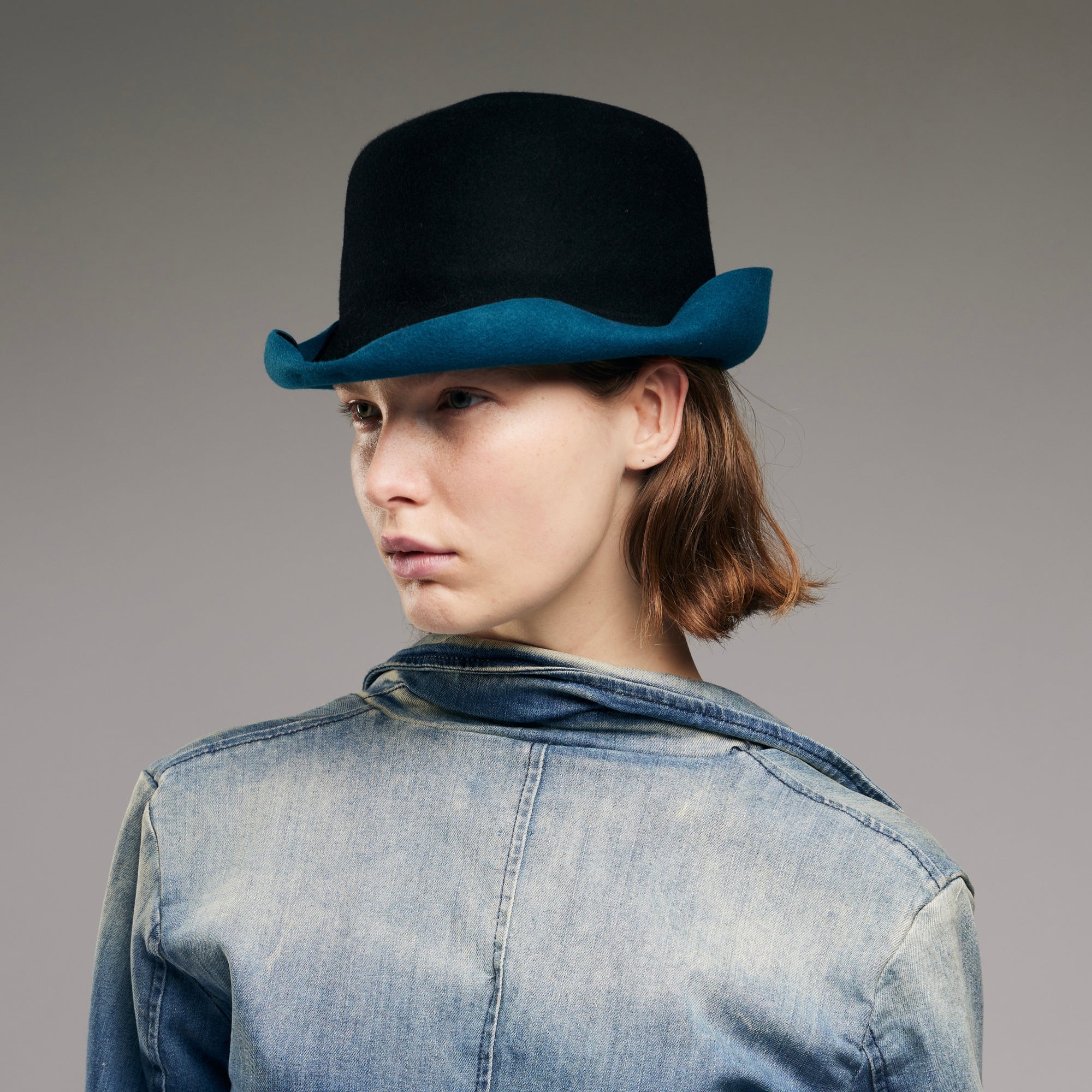 Trilby aus Wollfilz in Schwarz, Türkis und Blau