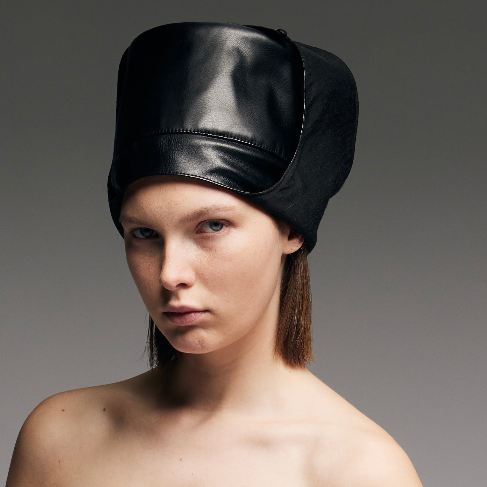 Haube aus Seide und Leder in Schwarz – Ansicht 6