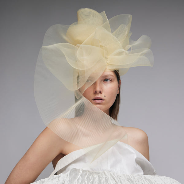 Hutcouture aus Crinol und Borte in Vanille