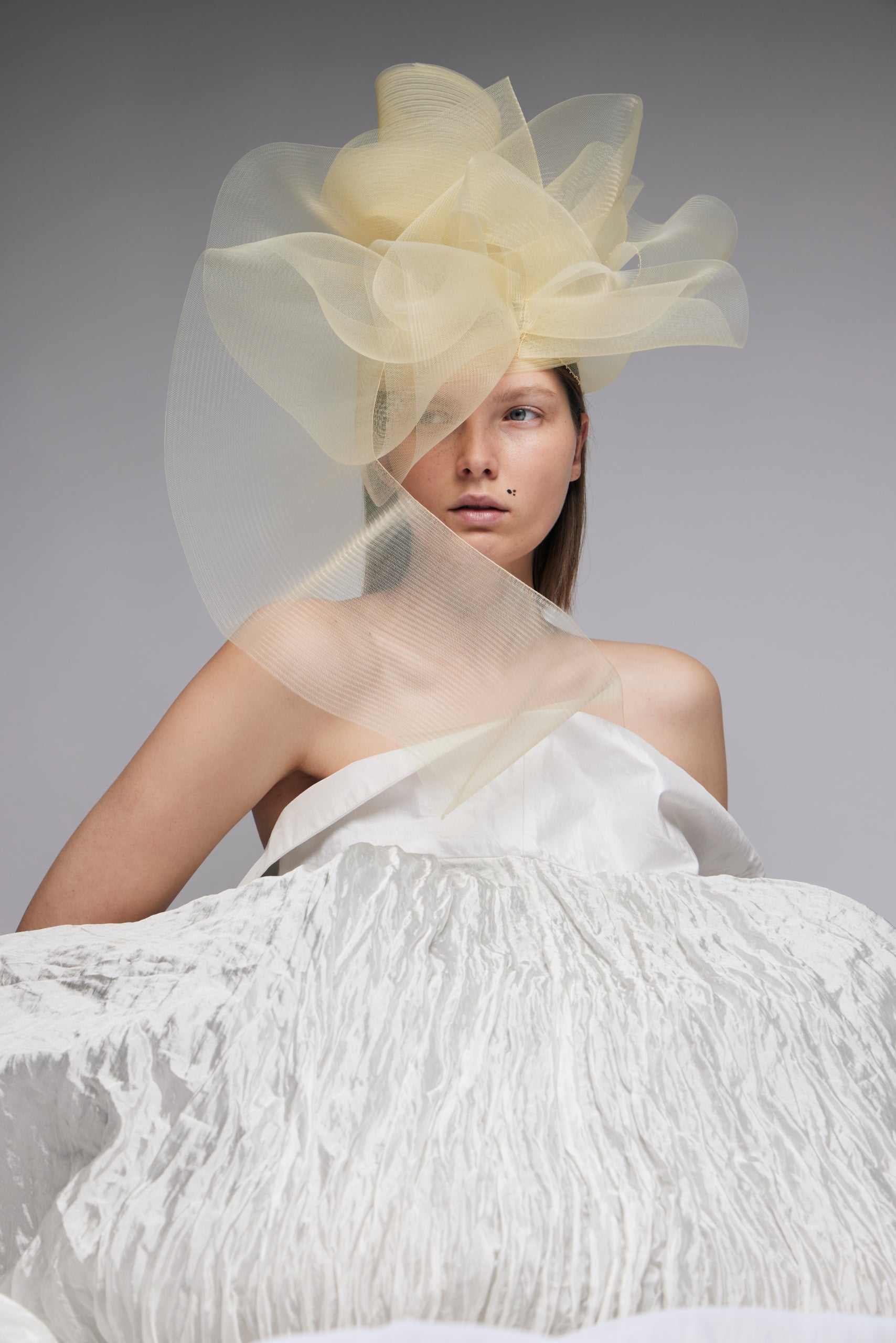 Hutcouture aus Crinol und Borte in Vanille – Ansicht 2