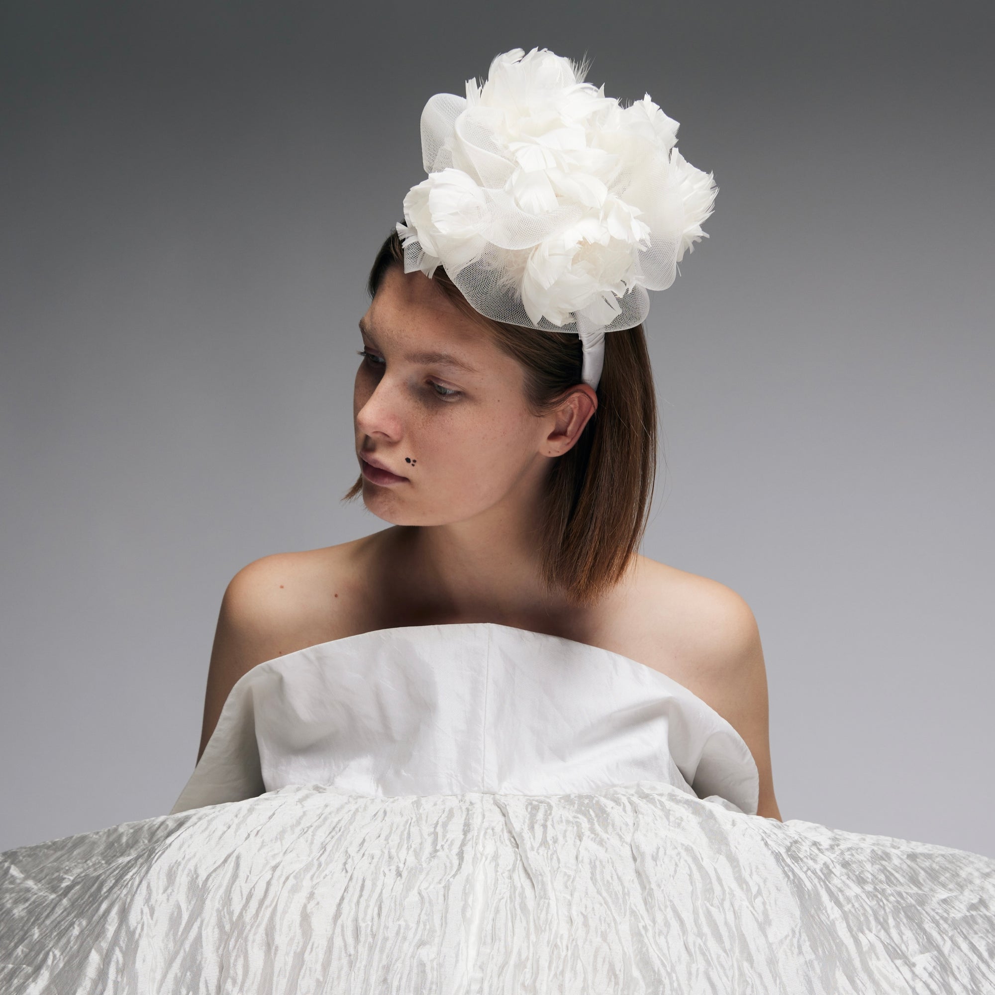 Fascinator mit Hahnenfedern in Weiß