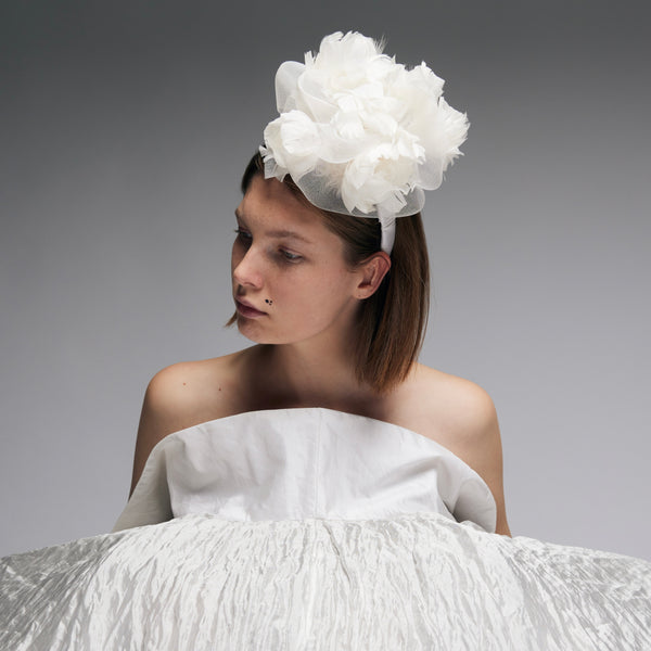 Fascinator mit Hahnenfedern in Weiß