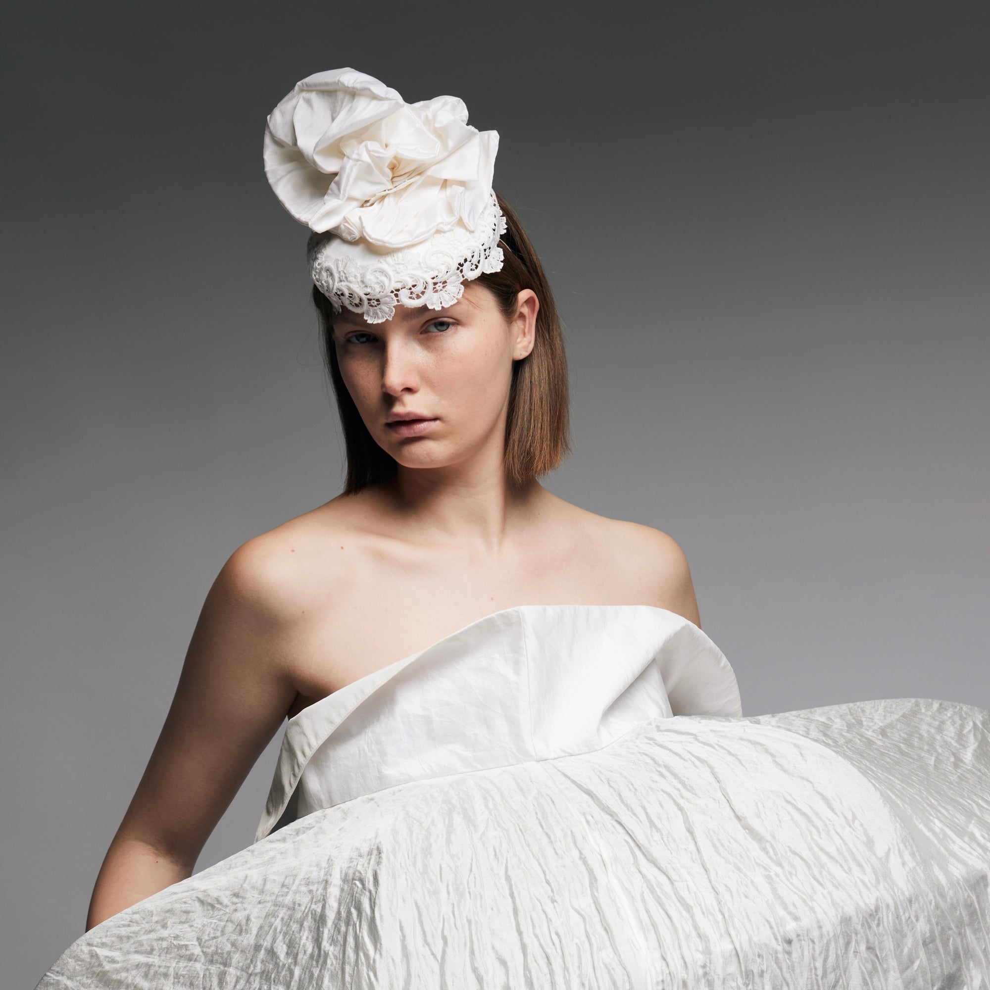 Fascinator aus Borte und Seide in Weiß