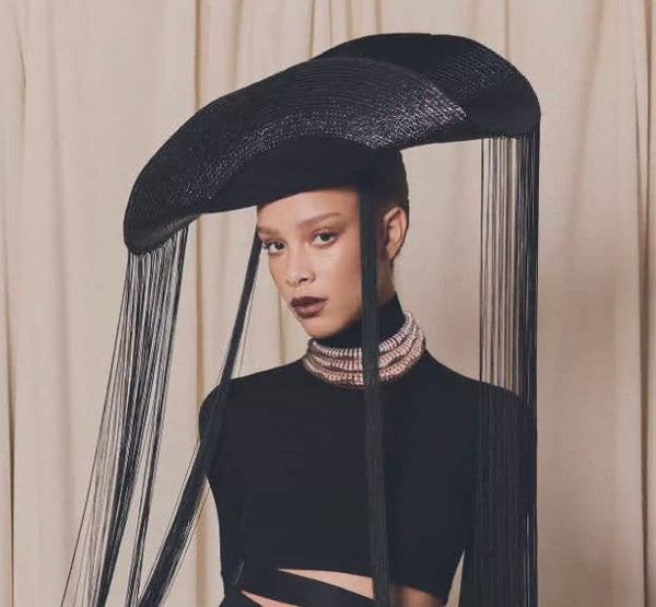 Hutcouture aus Lackborte und Haarfilz in Schwarz