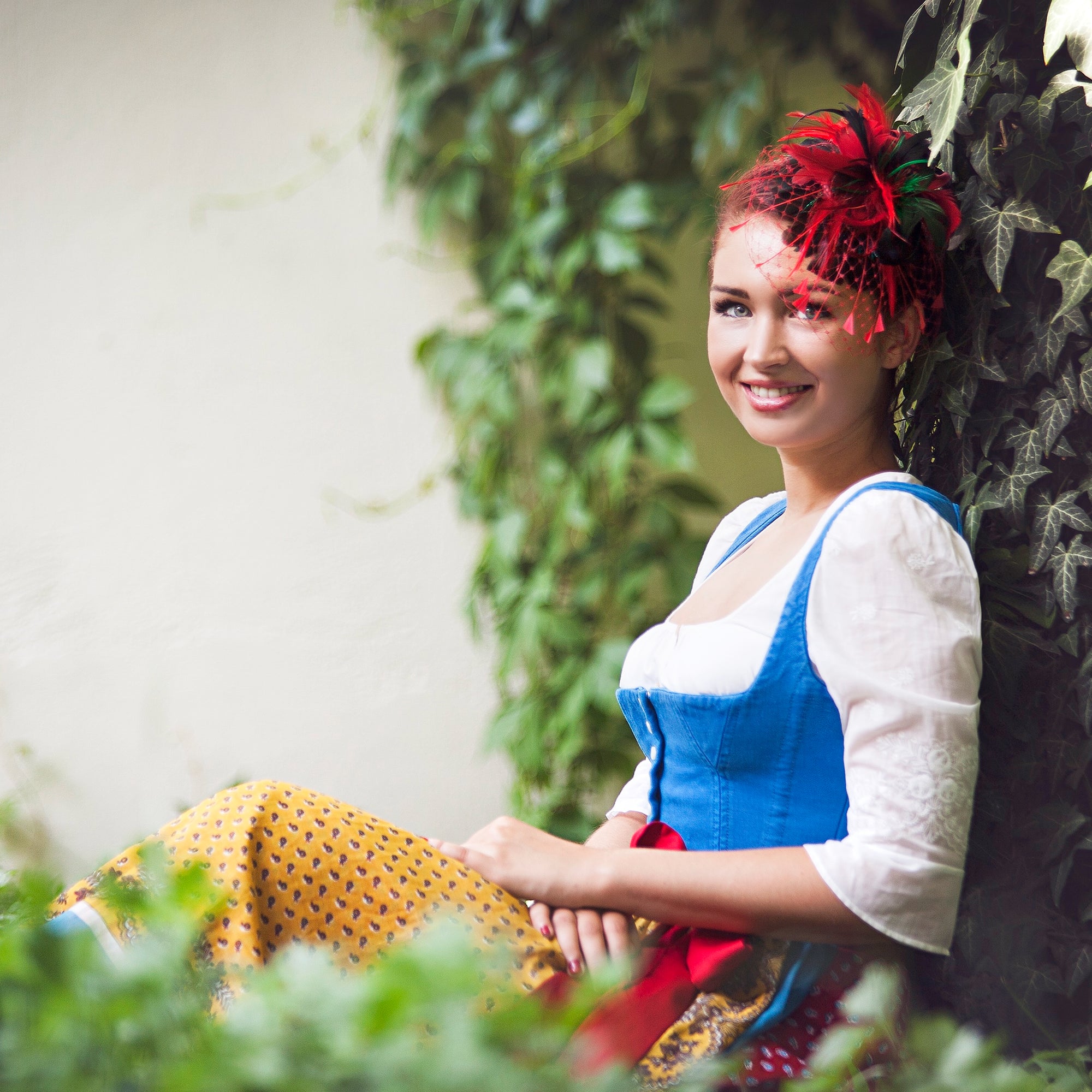 Fascinator aus Federn mit rotem Schleier " Wiesn-Törtchen"