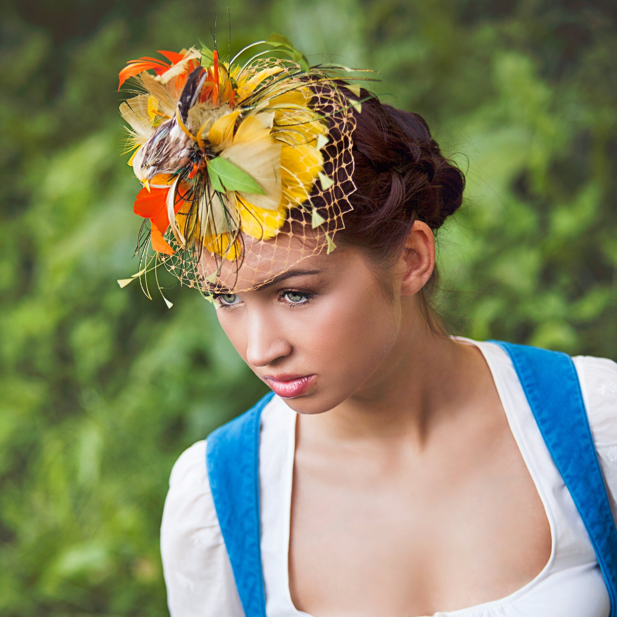 Wiesn Törtchen – Fascinator aus Federn mit Schleier