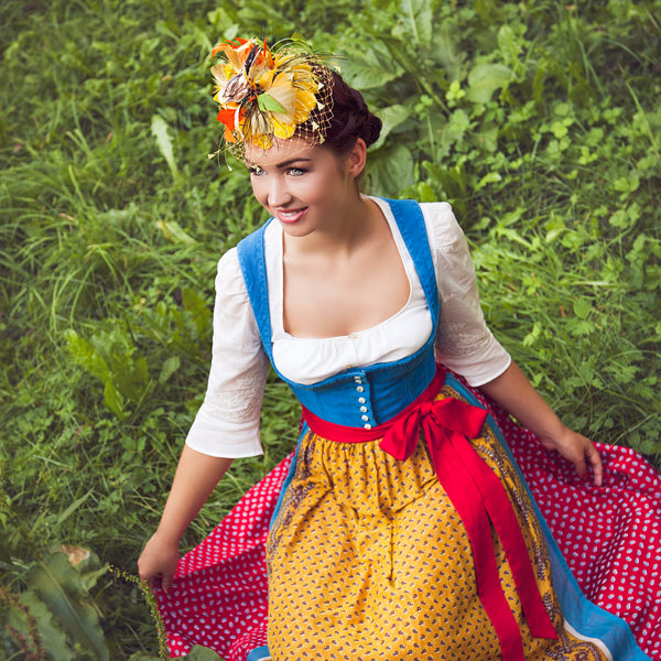 Wiesn Törtchen – Fascinator aus Federn mit Schleier