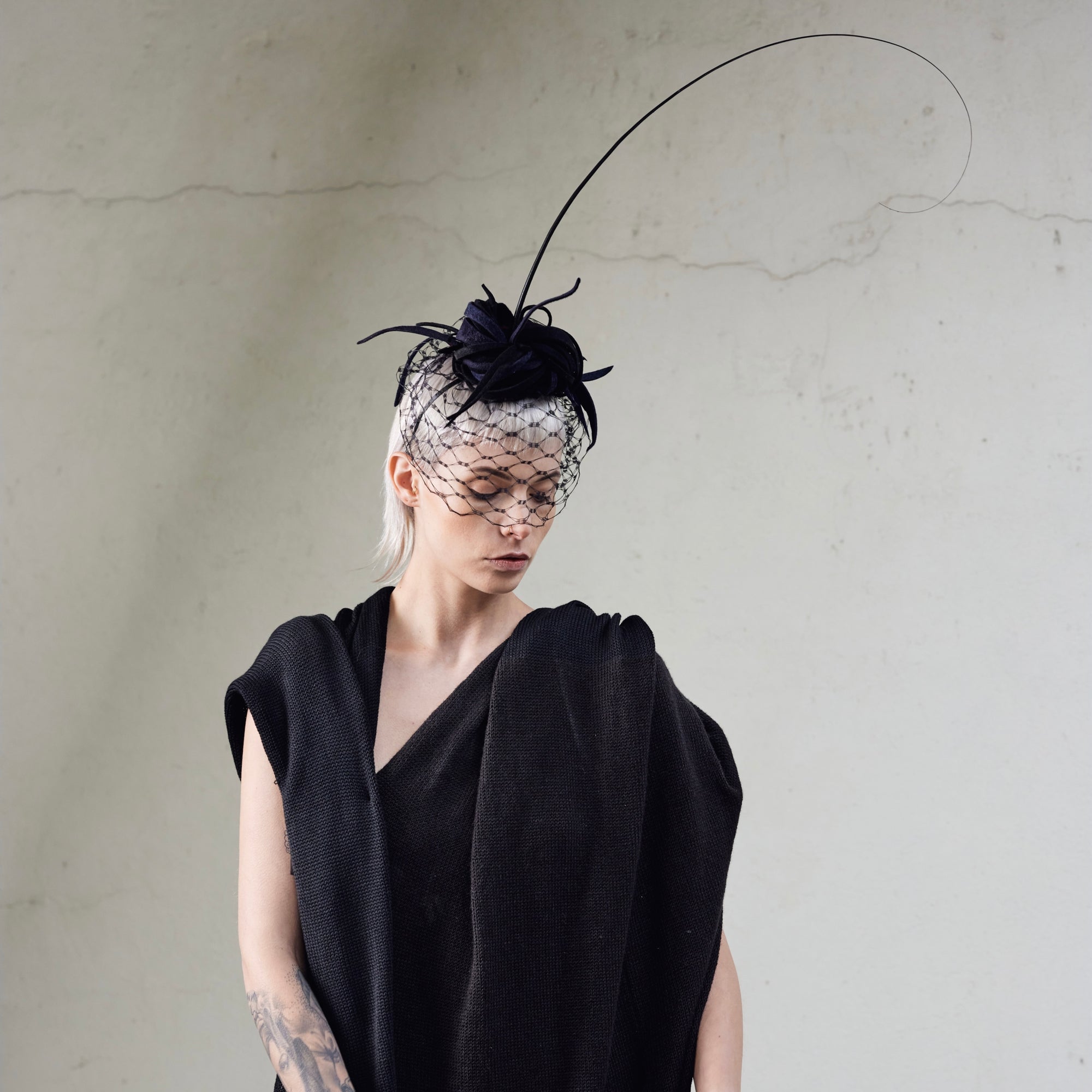 Fascinator aus Haarfilzstreifen mit Schleier in Schwarz – Ansicht 3