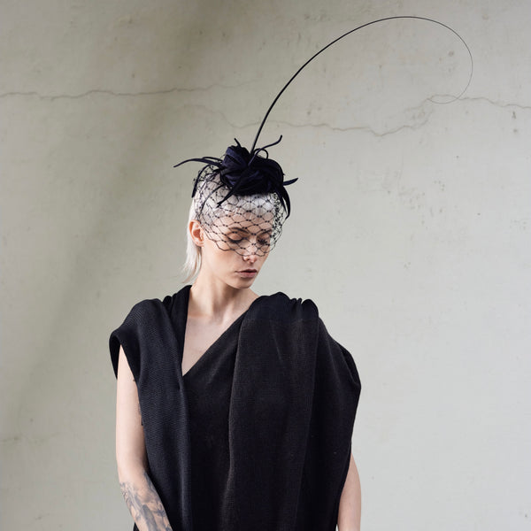 Fascinator aus Haarfilzstreifen mit Schleier in Schwarz – Ansicht 3