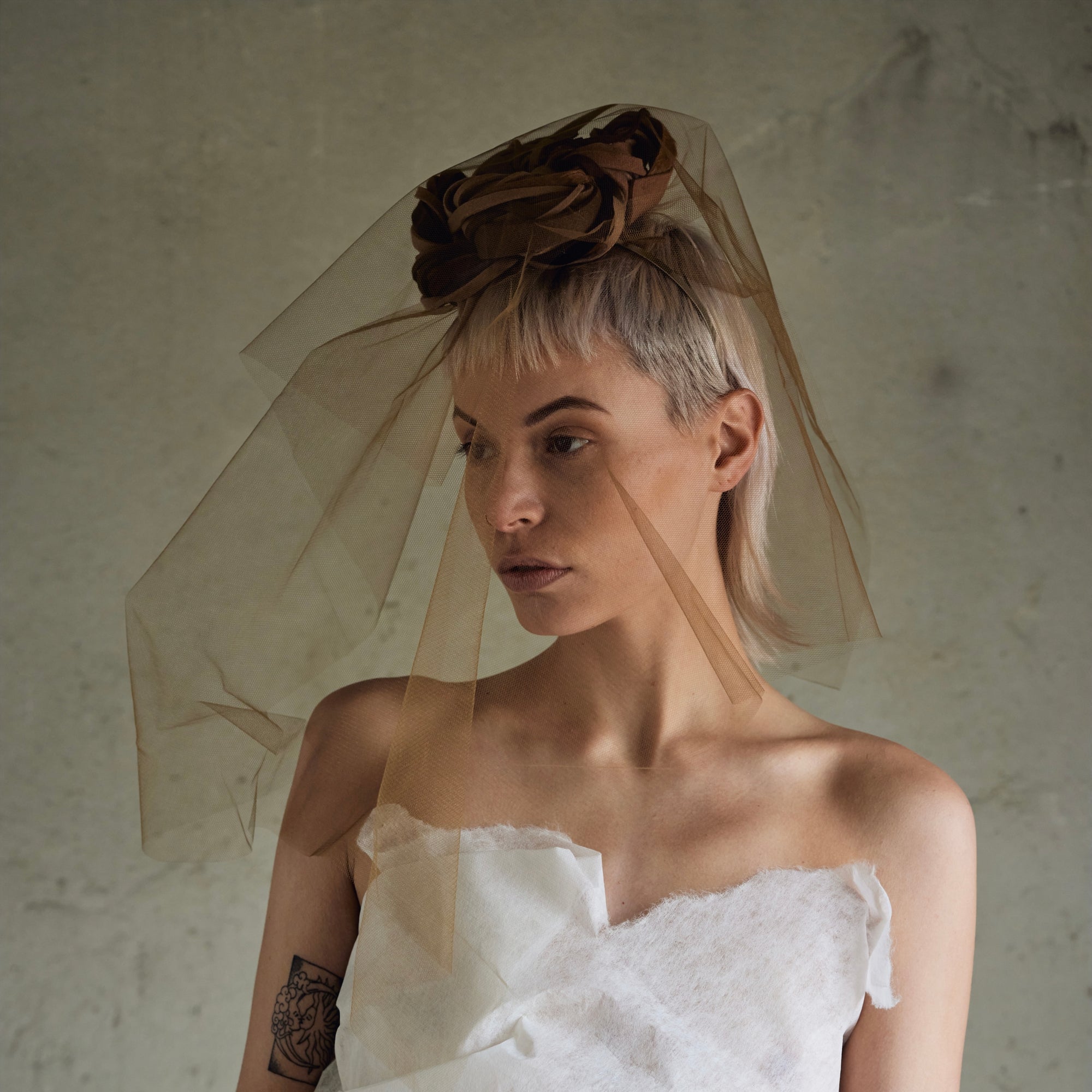 Fascinator aus Haarfilzstreifen mit Schleier in Brauntönen – Ansicht 2