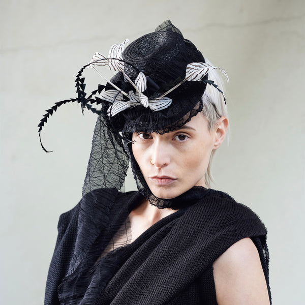 Fascinator mit Federn und Schleier in Schwarz und Weiß – Ansicht 2