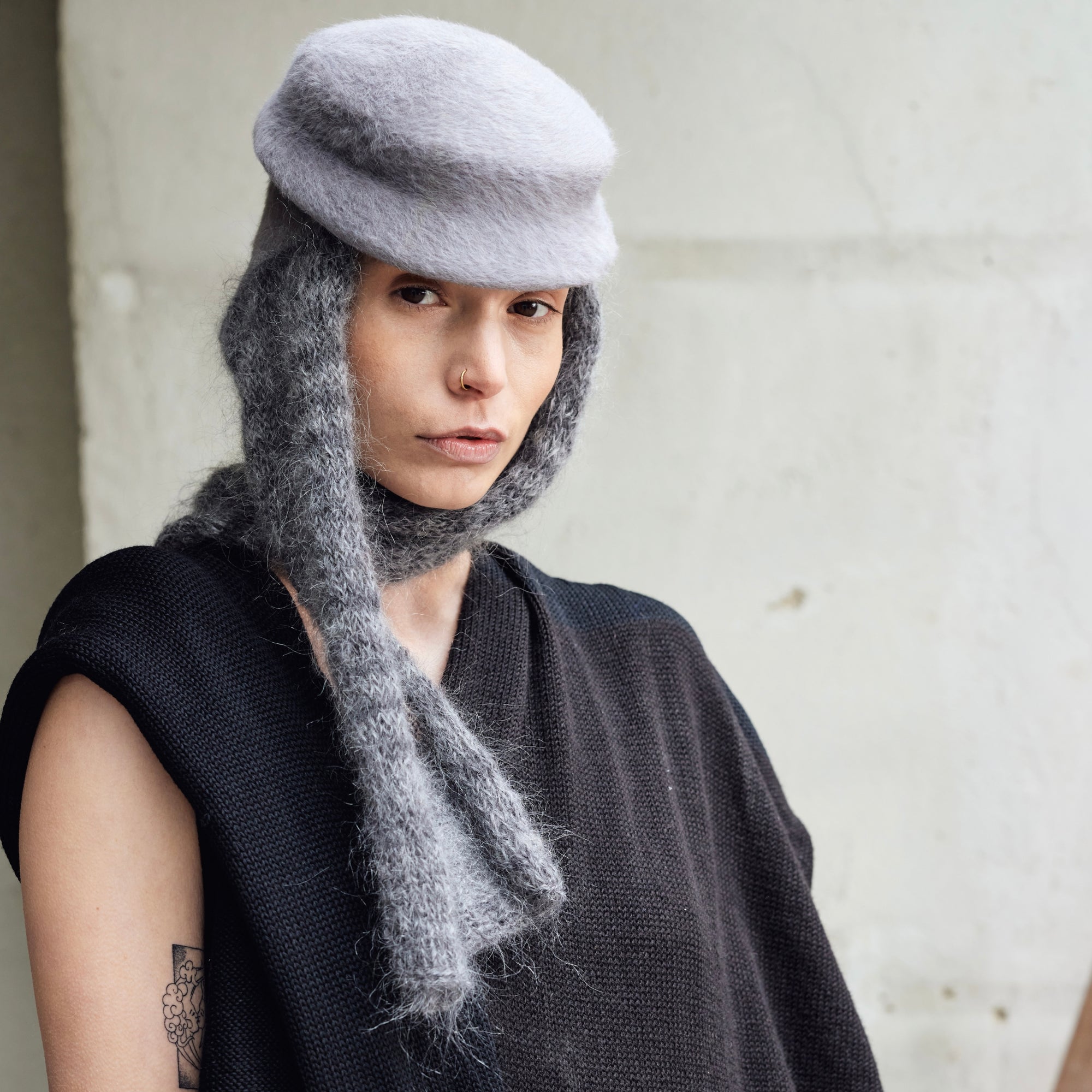 Hutcouture aus Haarfilz und Mohair in Grau