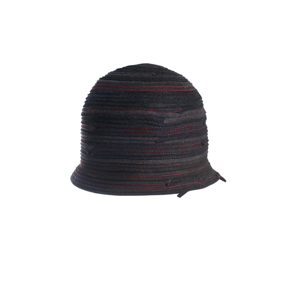 Cloche aus Haarfilzstreifen in Schwarztönen