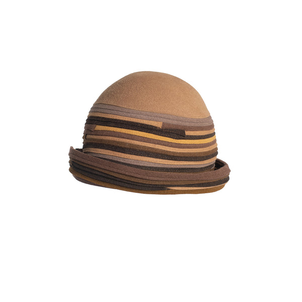 Cloche aus Haarfilzstreifen in Brauntönen