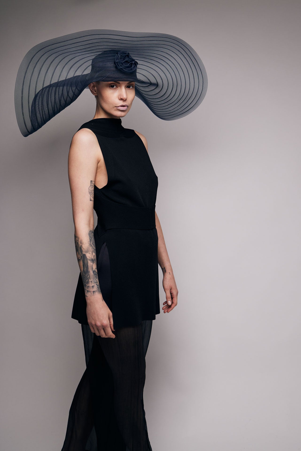 Hutcouture aus Crinolborte in Dunkelblau – Ansicht 2