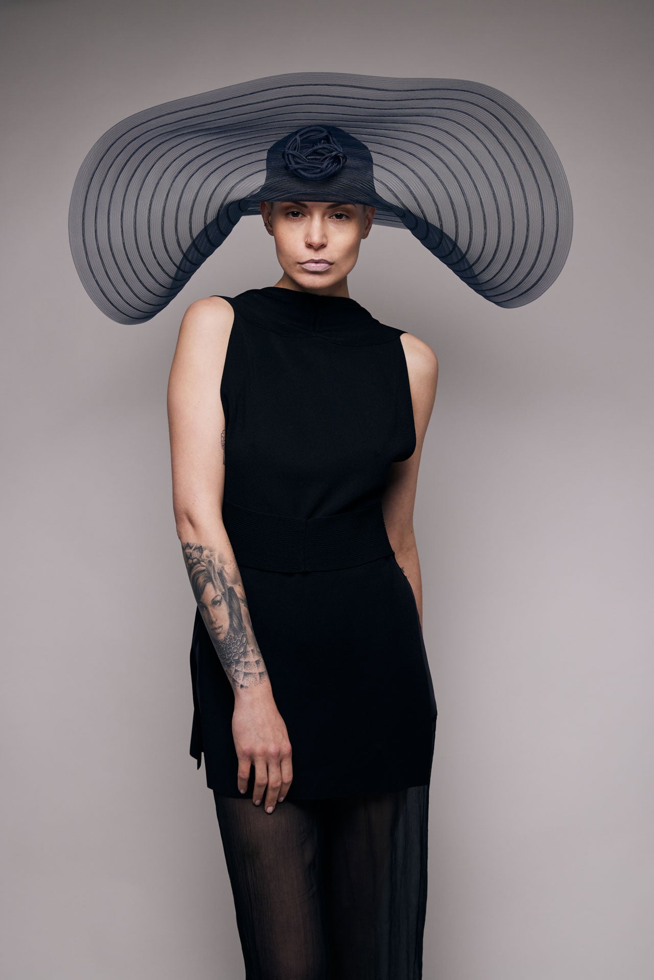 Hutcouture aus Crinolborte in Dunkelblau – Ansicht 3