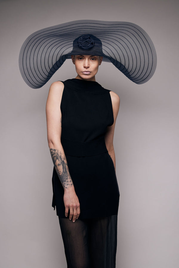 Hutcouture aus Crinolborte in Dunkelblau – Ansicht 3