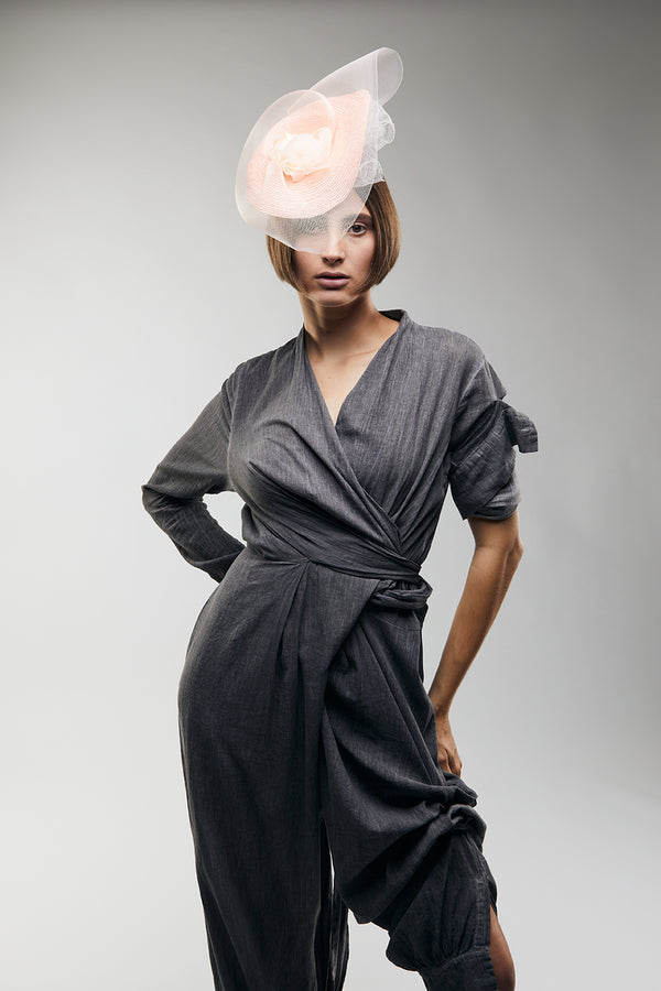 Fascinator aus Weizenstroh und Crinolscleier in Lachs – Ansicht 2