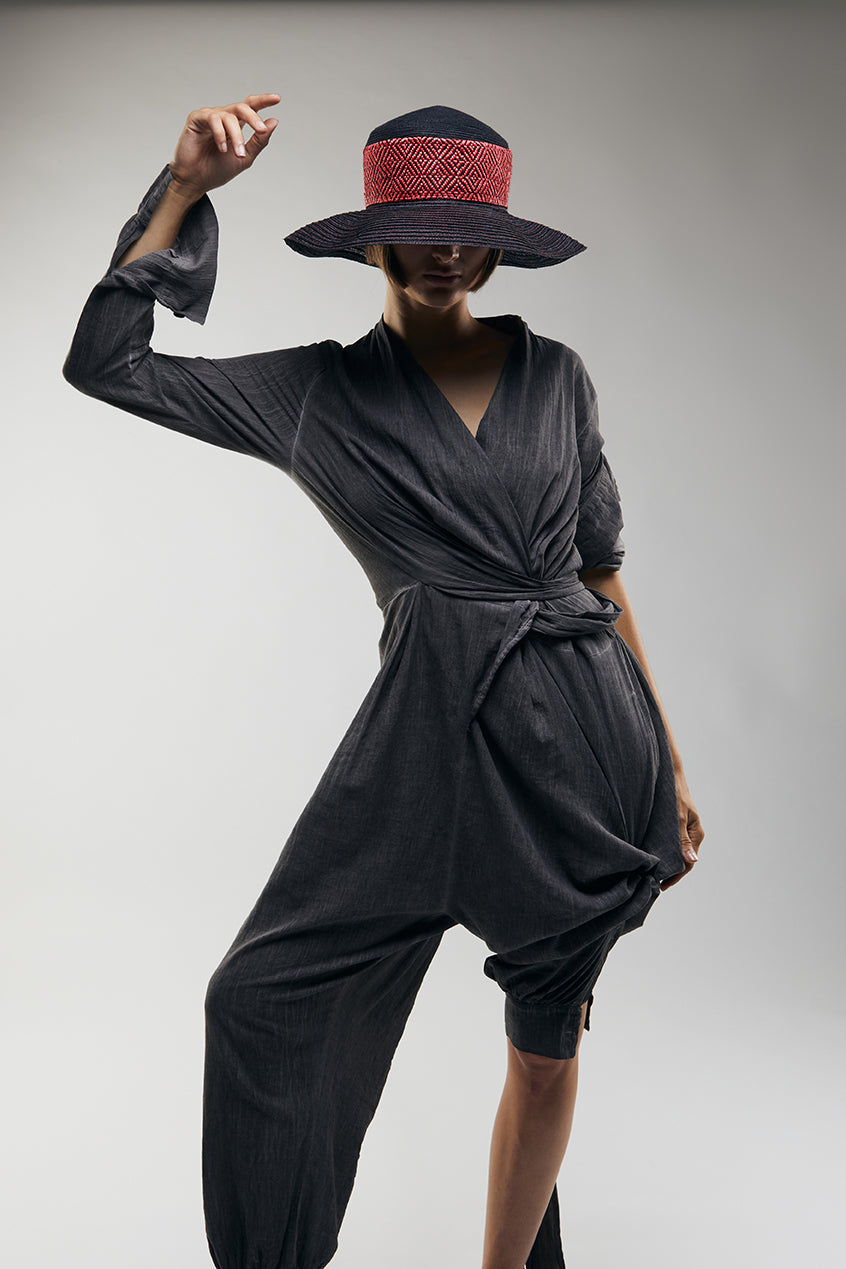 Cloche aus breiter Sisolborte und handgewebten Band in Schwarz und Orange – Ansicht 2