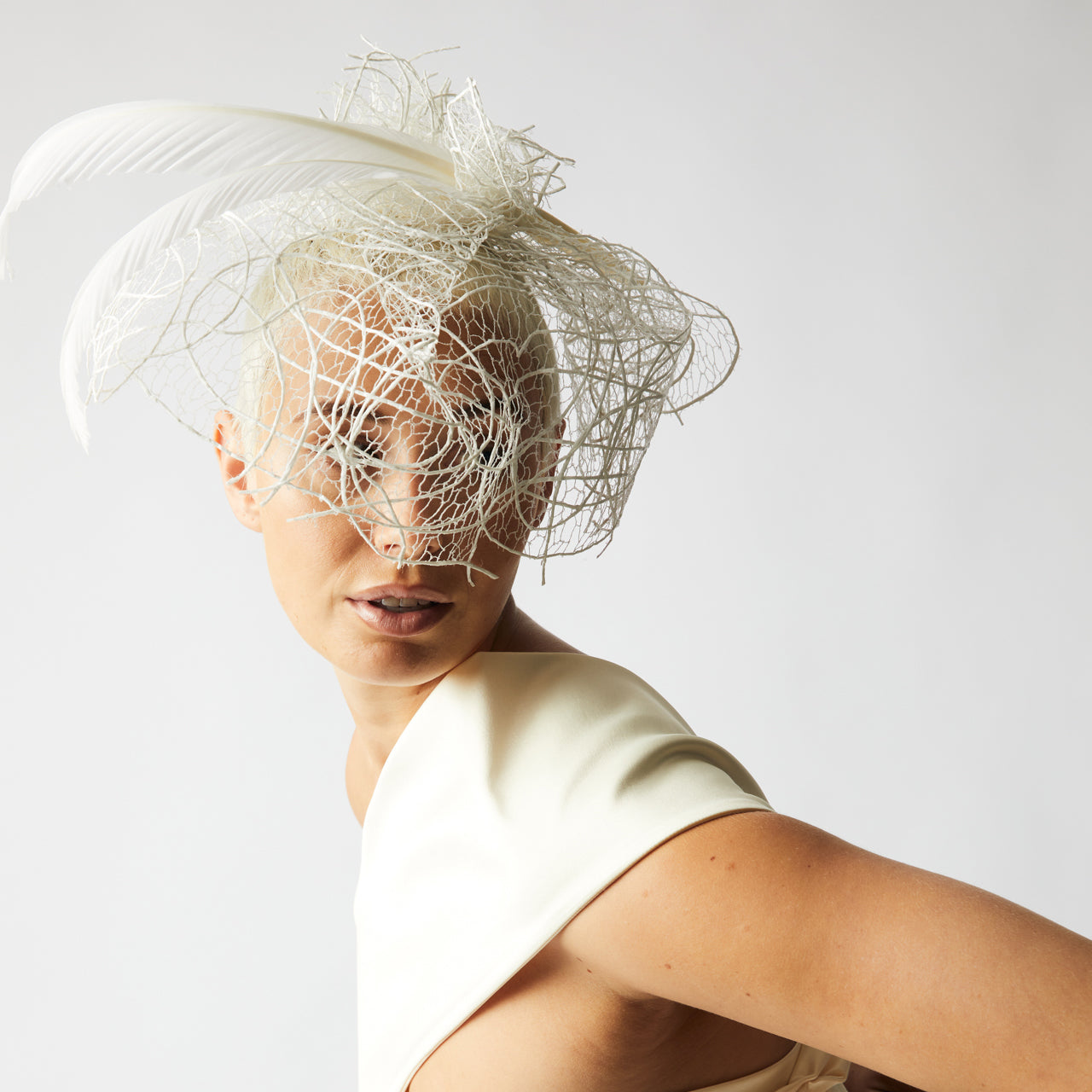 Hutcouture mit Schleier und Federn in Weiß – Ansicht 2