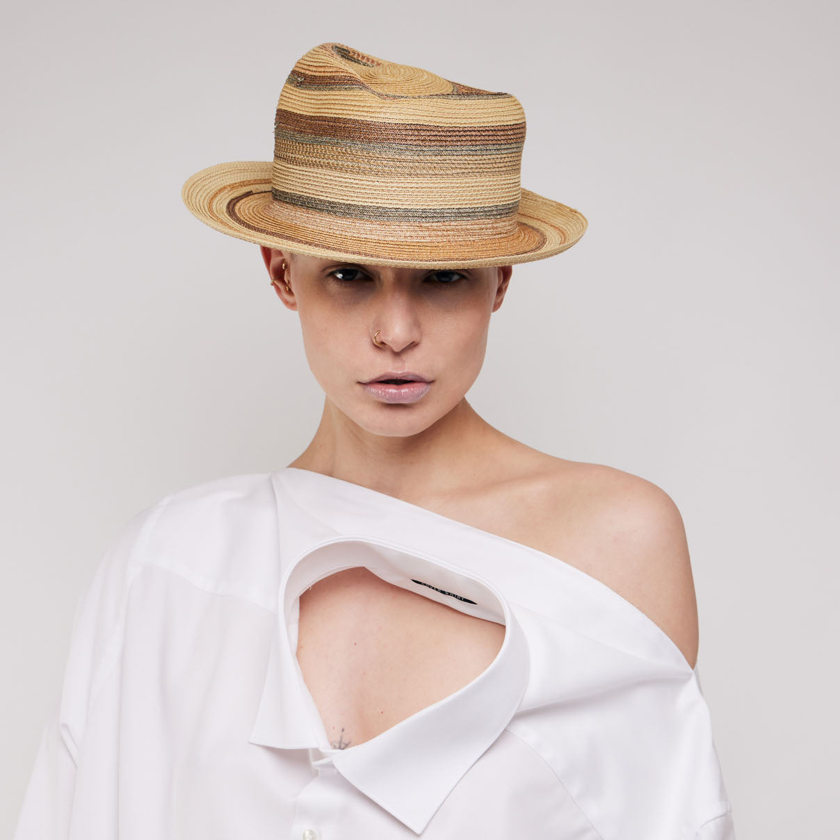 Fedora aus verschiedenen Borten in Naturtönen