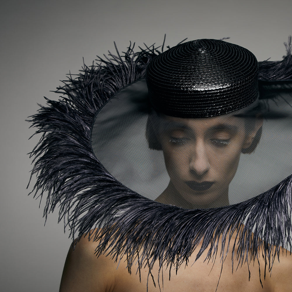 Hutcoutur in Schwarz mit breiter transparenter hutkrempe – Ansicht 4