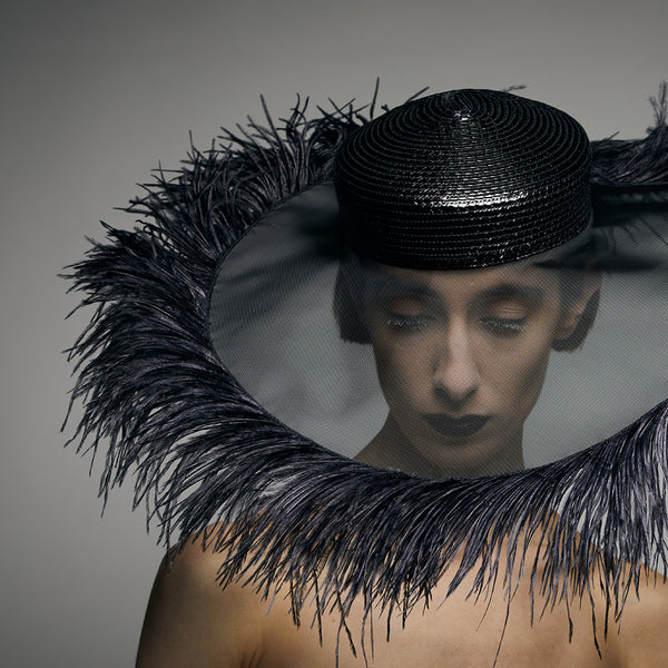 Hutcoutur in Schwarz mit breiter transparenter hutkrempe – Ansicht 4