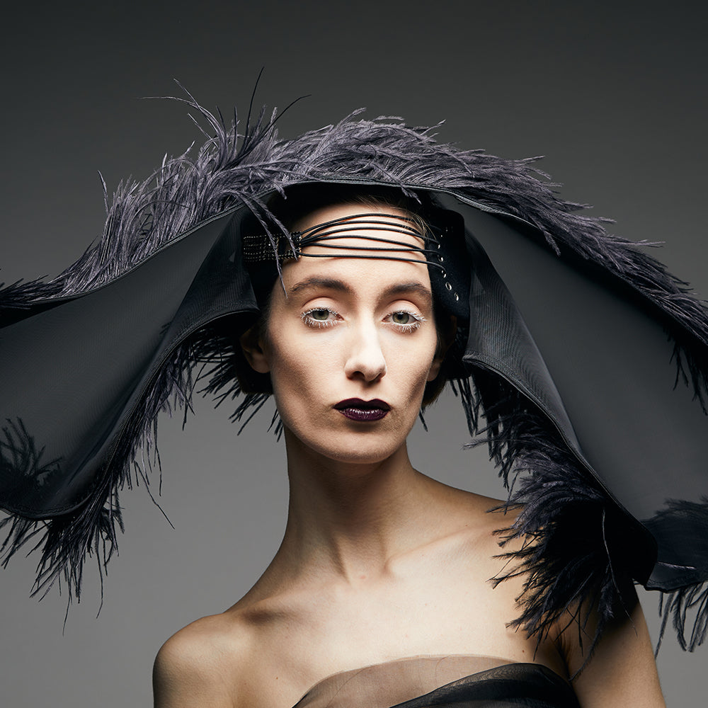 Hutcouture mit Schleier in Schwarz – Ansicht 2
