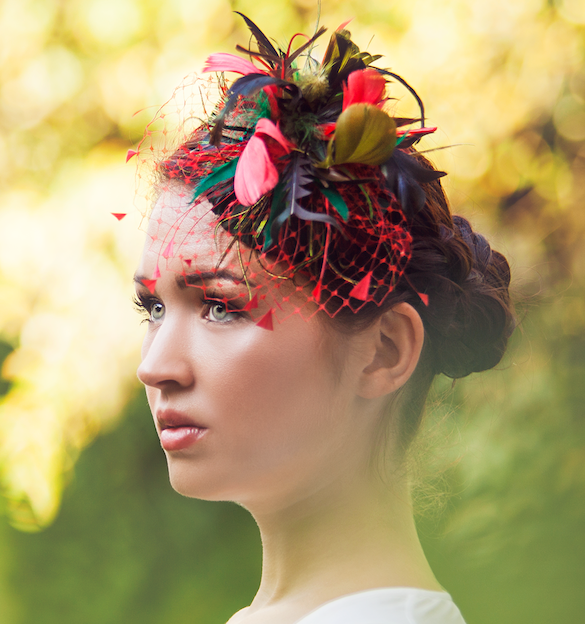 Fascinator mit Hahnenfedern und Schleier in Schwarz, Rot und Olivgrün – Ansicht 2