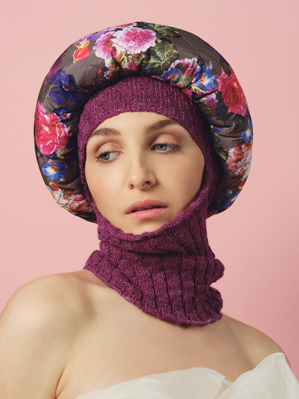Haube mit Visor aus Schurwolle und floralem Stirnband