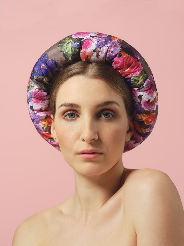 Haube mit Visor aus Schurwolle und floralem Stirnband